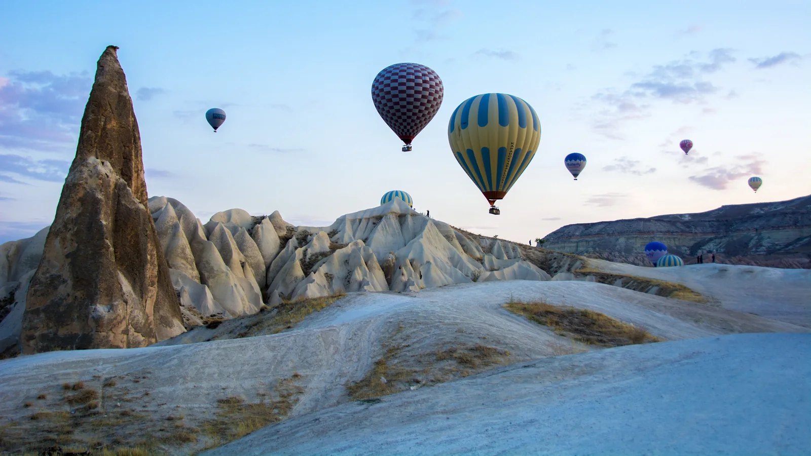 Balon udara dan formasi batu Cappadocia, Turki, sebagai referensi destinasi wisata