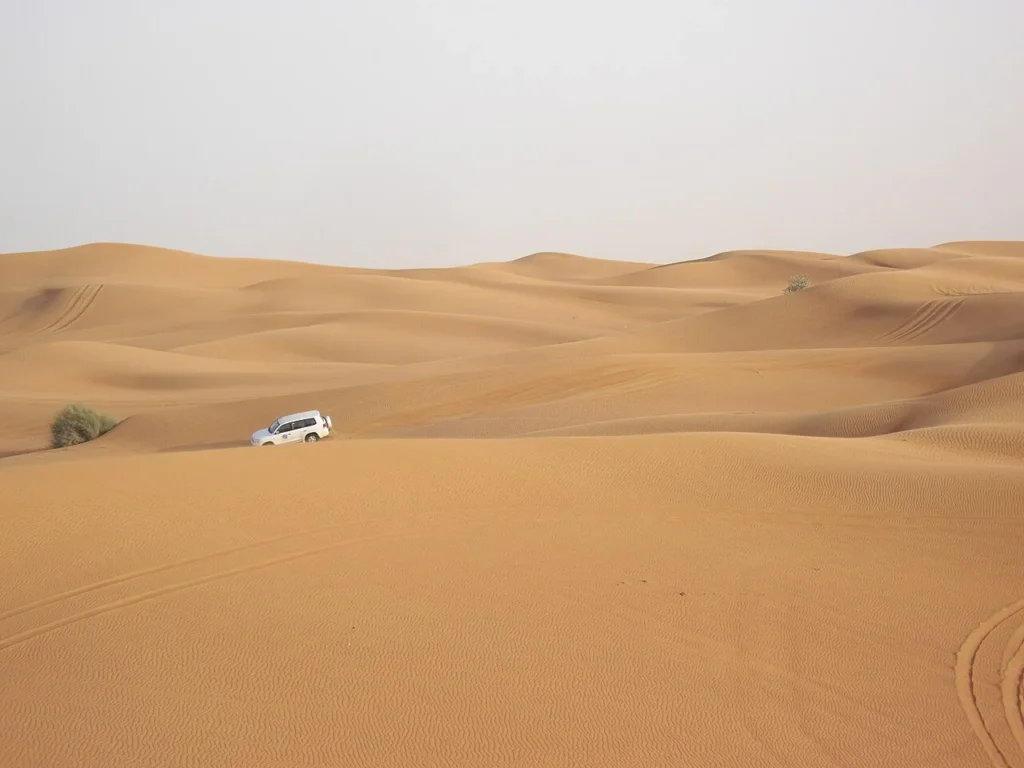 Bukit pasir gurun Dubai sebagai referensi destinasi perjalanan