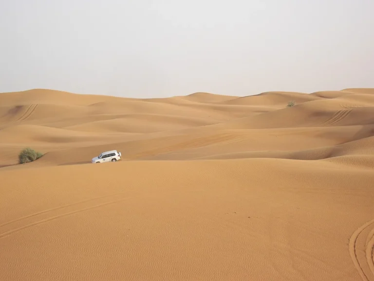 Bukit pasir gurun Dubai sebagai referensi destinasi perjalanan