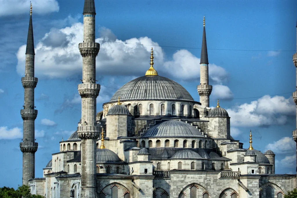 Kubah dan menara Masjid Sultan Ahmed atau Masjid Biru di Istanbul, Turki