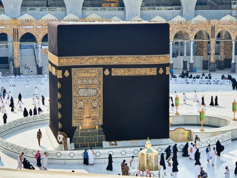 Ka'bah di Masjidil Haram Makkah, destinasi perjalanan umroh