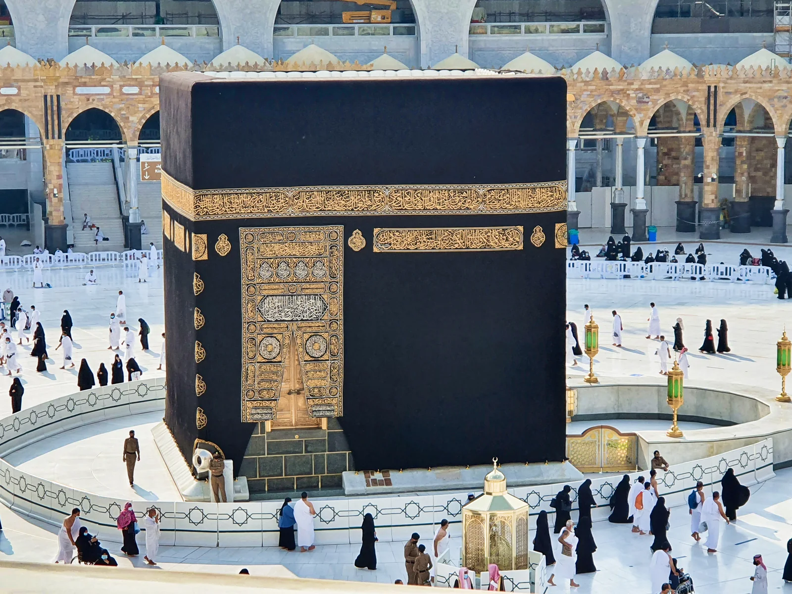Ka'bah di Masjidil Haram Makkah, destinasi perjalanan umroh