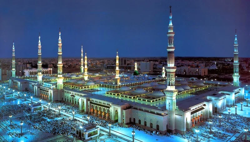 Masjid Nabawi di Madinah dengan pencahayaan malam hari