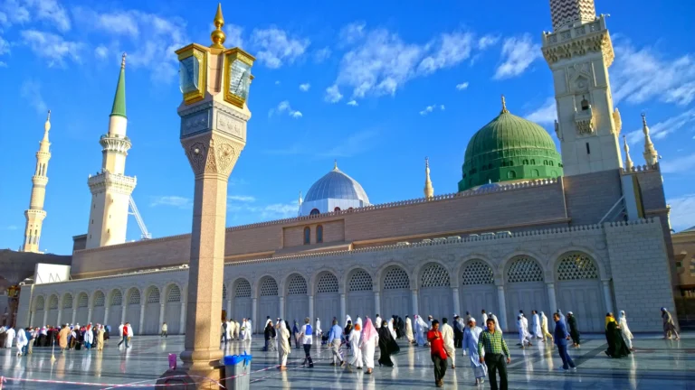 Kubah hijau dan menara Masjid Nabawi di Madinah